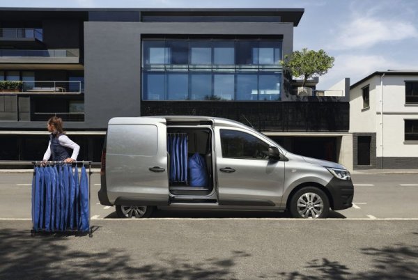 Плъзгащата се врата при Express e широка 716 мм - най-доброто постижение при лекотоварен модел с подобни размери (иначе дългата база на Caddy има 84-сантиметрова врата). 
