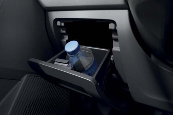 На борда на Express има общо 48 литра багажно пространство за малки предмети. Това включва едно голямо пространство за вещи над главите на пътниците (почти 22 литра), дълбоки джобове във вратите, побиращи бутилки от литър и половина, 7.4-литрова жабка.
