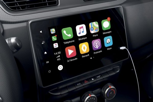 Най-базовото решение е с радио Connect R&Gо. Над него се предлага информационната система Renault Easy Link с 8-инчов екран и поддръжка на Android Auto и Apple CarPlay (през кабел), така че можете да ползвате навигация и други функционалности от телефона си, без да плащате излишно. Системата приема и гласови команди. Третото ниво е също с 8-инчов екран, но с вградена навигация. 
