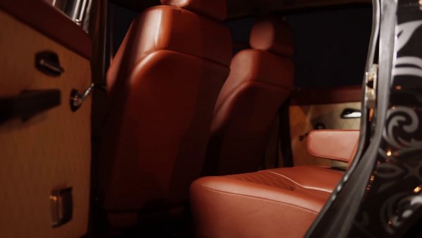 Този тип тапицерия може да бъде опасна за здравето на човека. При рязко спиране на автомобила, особено при движение с по-висока скорост, пътникът може да се изпързаля и дори да падне от кожената седалка. Това се отнася най-вече за деца, които в повечето случаи се забавляват в подобни ситуации, но има сериозна вероятност да пострадат.