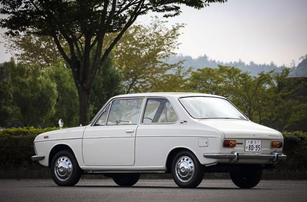 Продажбите на Subaru 1000 започват на 14 май 1966 година, като гамата включва седан, комби и дори купе. Три години след появата си, той предава щафетата на Model 1100, известен в чужбина като FF-1 Star. Той пък бе последван от модернизираната гама FF-1 G, която получава 1.3-литров двигател и в същото време изненадва с напълно независимо торсионно окачване и кормилно управление с рейка.