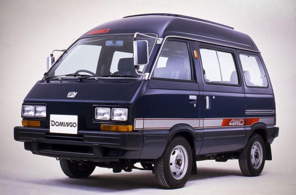 Гледката на този, хм, микрован, е в състояние да предизвика неистово хилене сред мнозина, но и умиление сред немалко хора. Трудно може да се намерят други емоции при гледката на приличащия на голяма детска играчка автомобил, с дължина от 3,5 метра, ширина от метър и половина и височина от почти 2.

Хлапето, известно в родината си под името Domingo и наричано Libero в Европа, се произвежда от 1983 до 1998 година, като през това време има две поколения. Тези биографични подробности обаче не са толкова важни, колкото техническите. Факт е, че имаме пред себе си поредното "фалшиво" Subaru без боксеров двигател. Вместо него е наличен редови 3-цилиндров мотор, разположен в задната част на купето. Агрегатът е с обем един или 1,2 литра, което не успява да впише ванчето в категорията "кей кар".