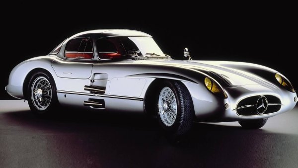 Само преди дни &ndash; в началото на месеца, Mercedes 300 SLR Uhlenhaut Coup&eacute; &bdquo;Silver Arrow" стана най-скъпият автомобил в света, продаден на частен търг за 135 милиона евро. От модела са произведени само две бройки, като този автомобил използва второто шаси с номер 0008/55. И двете са проектирани Рудолф Уленхаут &ndash; гламен дизайнер на Daimler-Benz през 50-те години на миналия век.
