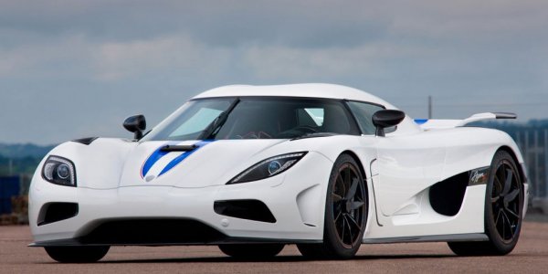 Agera R трябваше да се появи на пазара по-рано, но бе забавена от непредвидени усложения. Ако това не беше се случило, тя щеше да се добере до званието най-бърз автомобил на планетата. Нейният V8 с туин турбо произвежда 1140 коня. 
