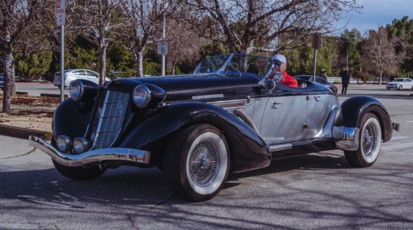 Auburn Boattail Speedster е не само една от най-добре изглеждащите коли на своята епоха, но и една от най-бързите. Версията с компресор е представена през 1935 г. и чупи удивителните 70 различни рекорда за скорост в Bonneville Salt Flats същата година. Стилът на опашката на автомобила е запазена територия на производителите на най-висок клас каросерии през предишните години, като Boattail Speedster пренася за първи път дизайна на сериен автомобил.

Съобщава се, че моделът не е лесен за управление, като привлекателността му е свързана главно с уникалния стил и водещата производителност. Всяка кола развива най-малко 160 км/ч и е снабдена с табелка, която да го показва.

Като повечето автомобили от висок клас от епохата, Boattail Speedster изисква доста пари, ако възнамерявате да намерите такава. Всъщност при повечето от най-скъпите екземпляри допълнително са направени реставрационни работи за стотици хиляди долари, за да ги запазят през десетилетията.
