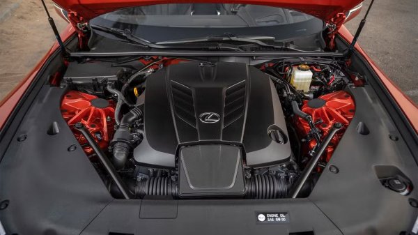 Новият двигател на производителя се очаква да бъде най-мощният му V8 до момента &mdash; това е, което оставя след себе си. Toyota/Lexus не са нови в производството на мощни автомобили, като Lexus LFA с неговия V10, който развива 552 к.с., но най-мощният им V8 (преди дебюта на новия 4.0-литров двигател) е 2UR-GSE. Това е 5.0-литров атмосферен V8, който може да се намери в Lexus RC F, LC 500, 500 F Sport, GS F и оригиналния IS F.

Двигателят излезе от производство след 2025, когато мощността му беше 472 к.с. и 540 Нм. Този V8 не само беше успешно интегриран с серийни автомобили, които неизбежно ще станат бъдещи колекционерски и класики, но и се доказа в едни от най-тежките състезания. Toyota участва в рали Дакар, като монтира 2UR-GSE в своите състезателни камиони Hilux, където спечели през 2019, 2022 и 2023. 
