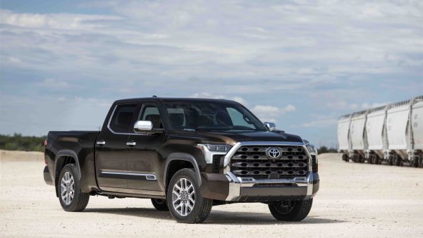 За Toyota е вероятно двигателите от този изключителен калибър неизбежно да преминат от масова наличност към ексклузивни, ореолни приложения в собствените си редици и тези на Lexus. Този ход означава огромна парадигмена промяна, при която двигателят с вътрешно горене вече не е стандартният избор за пътуващи, а по-скоро луксозен механичен инструмент.

Но с напредването на технологиите около този двигател да стане по-евтино и по-лесно достъпно, може би ще видим как този двигател ще се пренесе и в други продукти или дори по-достъпни, изцяло нови спортни автомобили. &bdquo;Модулната&ldquo; му архитектура подсказва, че тук има известна адаптивност, така че ще бъде интересно да се види за кои бъдещите модели на японски произдводител ще се използва.

