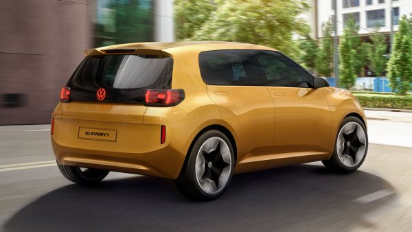 ID.1 ще се задвижва от новоразработен предноразположен електрически мотор, развиващ 94 к.с. Това стига за максимална скорост от 130 км/ч и пробег от поне 240 км с литиево-желязофосфатна (LFP) батерия с капацитет около 38 кВтч.
ID.1 ще разполага и със сравнително опростено задно окачване с торсионна греда (базирано на това от сегашното Polo) и ще бъде първият модел на VW, който ще разполага с фундаментално нова софтуерна архитектура, разработена чрез партньорство между софтуерното подразделение на VW, Cariad, и американския производител на електрически превозни средства Rivian.
