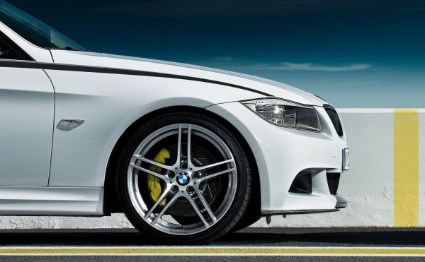 Изобилието от "тройки" Е90 в българските автокъщи е огромно. Офертите се простират от 3700-3800 лева за ранни образци 320i и 320d с десен волан, до близо 20 000 лева за 335d с М-пакет от 2009 (след фейслифта). Средната цена е около 7500 лева. 
В Германия почти не може да се намери Е90 за под 4000 евро, и масово се предлагат машини за по 15-18 хиляди евро. Средната цена на модела в Mobile.de е 7800 евро. 
Фактът, че средната цена в Германия е двойно по-висока от тази у нас, може само да ви подскаже какво представлява по-голямата част от т. нар. "нов внос" - или фирмени автомобили с по няколкостотин хиляди км пробег (на километража, естествено, пише нещо от типа на 116 000), или тотални щети, отписани от западноевропейските застрахователи и възстановени у нас в гаражни условия. 
