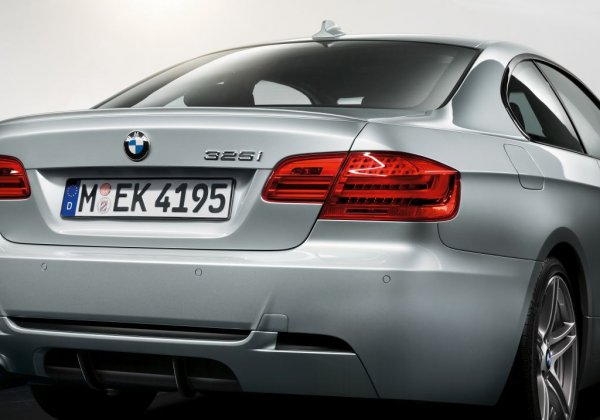 Изобилието от версии според задвижването е огромно: общо 19 различни агрегата, от които 12 бензинови и 7 дизелови. 
Бензиновите се простират от 1.6-литровия атмосферен мотор със 116 конски сили при 316i, до шестлициндровия туин-турбо агрегат в 335is, развиващ 322 коня. В съвсем отделна категория попада М3 от това поколение - единственото в историята, снабдено с V8 двигател (4 литра обем и 414 коня). Но дори и то не е върховият модел - честта се пада на M3 GTS от 2010 година, с 4.4-литров двигател и 444 коня. 
При дизелите нещата започват от 316d (двулитров мотор със 114 коня), и приключват с 335d (трилитров турбомотор с 282 коня). 
