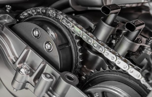 Най-честият проблем при всички бензинови мотори на BMW от онази епоха е ангренажната верига. Тя и муфите на променливото газоразпределение (прословутият двоен VANOS) рядко живеят повече от 160 000 км. Разхлабената верига започва да потраква и в един момент прескача няколко зъба. Може и направо да се скъса, и тогава срещата на буталата с клапаните ви гарантира скъп основен ремонт. 
Колкото до VANOS-а, до към 100 000 км соленоидът се затлачва с маслени отлагания. Страда динамиката и дори е възможно моторът да мине в авариен режим. За щастие соленоидът може просто да се промие. А редовната и честа смяна на маслото елиминира този проблем.
