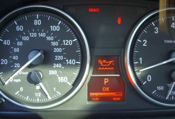 Всички бензинови агрегати страдат от сравнително бързо износване на гумените уплътнители на клапаните, заради което към 60-80 хиляди км пробег се повишава забележимо разходът на масло. 
Изобщо двигателите на BMW са особено чувствителни към маслото, което прави още по-необяснимо решението на инженерите да премахнат пръта за мерене на нивото му и да разчитат изцяло на датчика и компютъра. След стотина хиляди километра обаче показанията на датчика стават вече доста ненадеждни. А единственият начин да проверите реалното количество масло, е да го източите. 
Има и друга особеност: този датчик подава данни не само за количеството, но и за качеството на маслото. Само че в силно запрашени условия, каквито са българските, това може да е подвеждащо - компютърът дава свърхоптимистични препоръки за смяна на маслото на по 25-30 хиляди километра. Експертите препоръчват в нашите условия по-скоро маслото да се подменя на 10 000 км или веднъж годишно - което настъпи първо.

