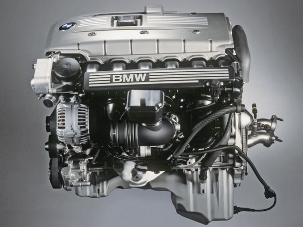 Монтиран в 323i (до 2013) и 325i (до 2007, когато е заменен от сходния, но трилитров N53). Към споменатите вече проблеми покрай ангренажната верига тук се добавя и блокът за вентилация на картерните газове, който рано или късно се задръства с маслени отлагания и започва да вкарва смазка във впускателната система. За жалост е вграден в капака на цилиндровата глава и трябва да я смените цялата - а дори и неоригиналната с приемливо качество е към 600 лева. 
Ето още един проблем, който може да се избегне или отложи чрез по-честа смяна на маслото. 
