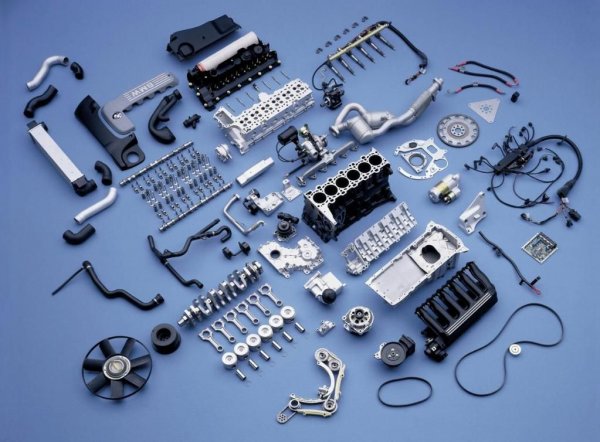 Монтирани на 325d, 330d и 335d. Основните разлики са, че по-старият М57 е с чугунен блок и предно задвижване на газоразпределителния механизъм, докато N57 е алуминиев и със задно. 
И двата агрегата са завидно надеждни в сравнение с 4-цилиндровите си роднини. Тук разтягането на веригата е рядкост. За сметка на това обаче проблемът с вентилацията на картера е още по-сериозен, отколкото при бензините. Нерядко се налага блокът да се подменя на 30-40 хил. км. За щастие тук поне той се продава отделно и не трябва да подменяте целия капак. 
При всички дизели около 100 000 км заминават подгревателните свещи и техният електронен блок. Забелязва се през зимата по трудното запалване. Препоръчително е да се сменят всички наведнъж. 
