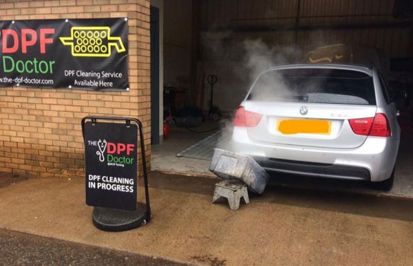 При дизеловите E90 филтърът за твърди частици може да се промие по най-примитивен начен, с пароструйка и препарат. Естествено, на производителя не му е минало и през ум да препоръча подобна процедура, но в източна Европа това е разумна алтернатива пред подмяната на филтъра, която струва поне хилядарка.
Експертите препоръчват също ежегодно промиване на радиатора, защото всички двигатели на BMW са особено чувствителни към прегряване. 
