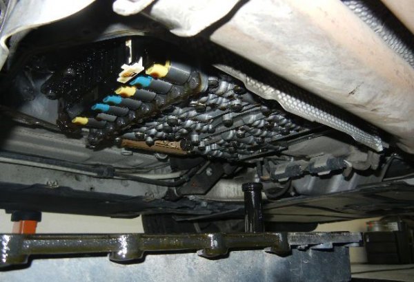 Механичната шестстепенна кутия на BMW, вграждана в Е90, е на практика безпроблемна и надживява автомобила. Освен с нея, моделът се предлага и с два хидротрансформаторни автоматика - и двата доста надеждни. 
Първият е американски, производство на GM, и се среща само при 320i. Единственият проблем при него е едно пластмасово палче в клапана на хидроблока, което може да се счупи при голям пробег и в студено време. Но клапанът се подменя сравнително лесно. 
Вторият е добре познатият ни автомат на ZF, съчетаван с по-мощните мотори. Ресурсът му спокойно надхвърля четвърт милион километра, стига да не се претоварва с резки стартове по светофарите и други "майсторски" изпълнения. 
И двата автомата обаче изискват смяна на трансмисионно масло на около 60 000 км. 
