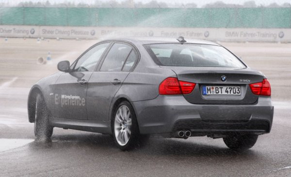 Окачването на Е90 е по-стабилно и по-лесно за ремонтиране от изцяло алуминиевото в Серия 5 от същата епоха. Между 70 и 100 хиляди км трябва да се сменят лагерите в главините. 
Усложнения обаче понякога създава монтираният в багажника акумулатор. Единият кабел от него води към релетата и заради лошото съединение в един момент може да направи късо, като в резултат няма да можете да отключите колата или, евентуално, да я запалите. 
Вторият кабел минава по дъното на автомобила, а част от него е под арката на задното дясно колело, където се събира много мърсотия и инсталацията започва да гние. 
