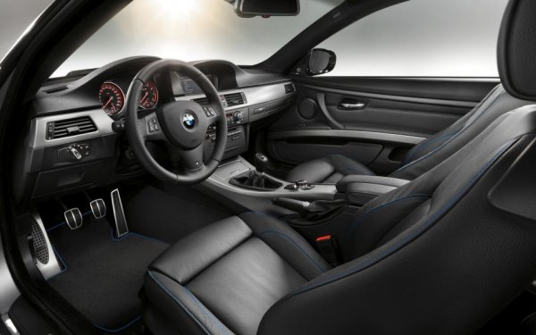 Купето е устойчиво на корозия, а лаковото покритие е с най-високо качество. Ако мернете екземпляр със следи от външна ръжда, бъдете нащрек - най-вероятно става дума за некадърно поправена предишна злополука. 
При най-ранните Е90 (до 2007) проблеми създават фаровете, които помътняват и събират кондензирана влага. 
Климатикът е безпроблемен.
