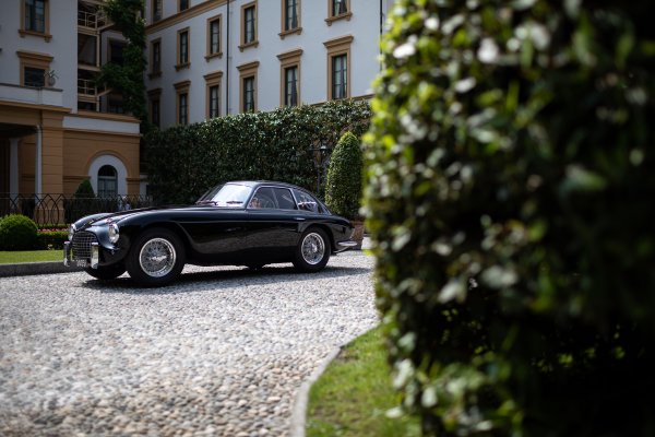 Създадено през 1951, това 340 ползва 12-цилиндровия двигател Lampredi, създаден за "Формула 1". Мощността му е 220 конски сили. Произведени са едва 23 бройки, от които само 8 са дело на Touring, сред които и тази. 