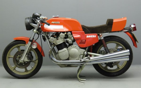 Доста известна, въпреки по-ограниченото производство на моделите си, компанията MV Agusta представя този модел пред публика през 1978 година. Интересното е, че Monza има 5-степенна скоростна кутия, дискови спирачки и двигател с обем само 837 куб. см. Но на динамиката му могат да завидят далеч по-сериозни конкуренти: 105 конски сили максимална мощност и пикова скорост от 231 км/ч, която автоматично изстрелва модела до върховете по онова време.