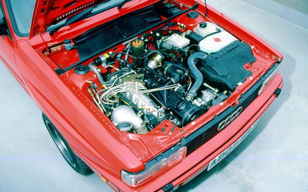 Ускорението на модела със спортни амбиции от 0 до 100 км/ч става за 7,1 секунди, което за началото на 80-те години е страхотно постижение.