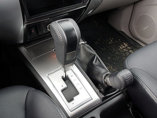 Автоматичната V5A51, също както и механичната, е с пет предавки. Това е от най-надеждните и издръжливи агрегати, като проблемите обикновено се причиняват от естествено износване, с изключение на често повредени сензори за положение на селектора и обороти на входящия вал. Понася много добре големи натоварвания. Но и прегрява при продължително движение с високо натоварване, като автоматично преминава в защитен режим.

За по-сигурно преминаване през тежки терени се препоръчва инсталиране на  допълнителен радиатор. Минимумът, който устройството е способно да изкара с правилна грижа, е 200 000 км, но има и много бройки с над 350 000 км.