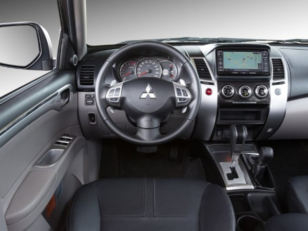 Има много оплаквания относно неясния алгоритъм за работа на климатика, както и от качеството на материалите, което не е на най-високо ниво. След определено време започват да се чува неприятно скърцане в салона, което може да бъде много досадно. Воланът не е много качествен и бързо се протрива. По-старите мултимедийни системи също са изнервящи, тъй като работят мудно. 