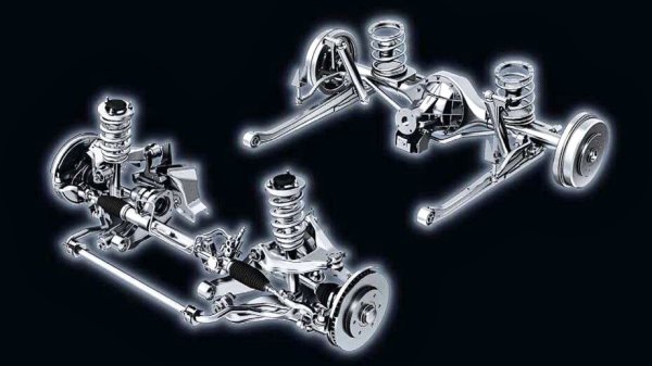 Системата за задвижване на всички колела е една от причините, поради които Pajero Sport се радва на сериозна популярност, тъй като доведена почти до съвършенство. Въпреки това шарнирите на кардана трябва да се пръскат редовно. Срокът на експлоатация на отделните компоненти зависи пряко от режимите на работа.

Като цяло е много здраво, като разчита на двойни носачи отпред и твърда ос отзад. Слабостите не са установи, но кормилният механизъм не е идеален, като при 60 000 км се провяват проблеми с шарнирите на кормилния вал.