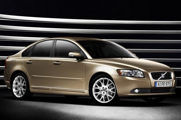 черна радиаторна решетка с хромирана рамка и по-голяма емблема са отличителните белези на новия дизайн отпред