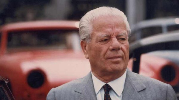 Днес Pininfarina е славна и уважавана династия или, както казват в Италия, фамилия. Не винаги обаче е било така. Основателят на ателието за каросерии от Торино всъщност се казва Батиста. Фарина е неговото фамилно име, а Пинин е прякорът му като дете.

Няма да намерите тази дума в обикновените италиански речници. Прякорът Пинин идва от пиемонтския диалект и буквално означава "малък" или "по-млад". Работата е там, че Батиста е десетото от единадесет деца и този прякор подчертава статута му на най-малкия в голямото семейство.
