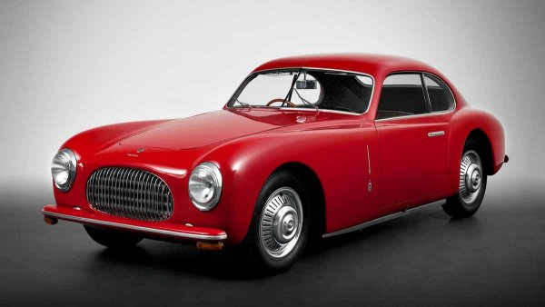 Първият сериен проект на Pininfarina е двуместният Cisitalia 202 Gran Turismo с алуминиева каросерия, представен на автомобилното изложение в Париж. Дизайнът е революционен: капакът, калниците и фаровете образуват непрекъсната повърхност без изпъкнали части. Преди това повечето автомобили имат строго очертана "кутия" на каросерията и елементи по тях, но в Cisitalia едното преминава в другото, а то в третото, без ясно изразени "шевове" и "сглобки".
