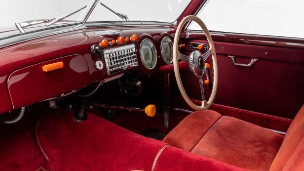 Моделът има скромен 1,1-литров двигател с мощност от около 60 конски сили, което обаче не му пречи да ускорява до 170 км/ч. Само за 5 години са сглобени ръчно 170 екземпляра. Защо толкова малко? Високата цена на ръчния монтаж и ексклузивните материали за интериорната облицовка правят модела финансово нерентабилен. За сметка на това е идеологически толкова революционен, че ще открием ехо от Cisitalia 202 и в други произведения на Pininfarina.
