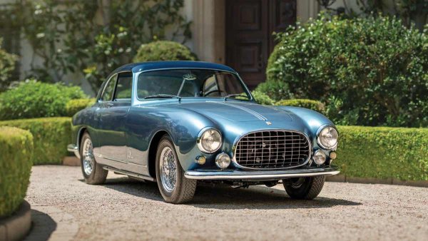 Когато споменем Ferrari, се сещаме за Pininfarina. И обратното. Двете италиански марки са немислими една без друга. Pininfarina създава първия си дизайн за Ferrari още в началото на 50-те - Ferrari 212, което става първият сериен спортен автомобил с дизайн на Фарина. Не е известно със сигурност кой към кого се обръща, но гордите Фарина и Енцо Ферари уреждат първата си среща точно по средата между Маранело и Торино.
