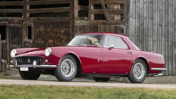Италианският производител проектира сам серията Ferrari 250, главно с мисълта за състезания. Успешното представяне в Milia Miglia през 1952 година обаче издига популярността на модела и марката до нови висоти. Първоначално Pininfarina произвежда дизайнерска версия на Ferrari 250 MM, а през 1956-та представя 250 GT Boano на актуализирано шаси, но не успява да го произведе, предавайки нещата в ръцете на студиото Carrozzeria Ellena.

Pininfarina стартира собствено производство на кабриолета и купето съответно през 1957 и 1958 година. И това вече може да се нарече масово производство - сглобени са около хиляда автомобила от различни серии. До голяма степен това е причината проектът 250 GT да се превърне в редовен участник в музеи, частни колекции и конкурси за елегантност.

