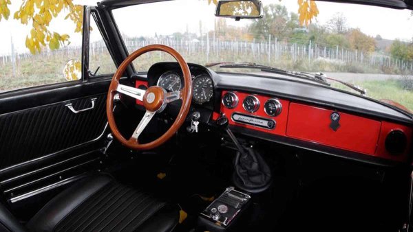 Duetto е не само последният проект, по който Фарина работи лично, но и един от най-разпознаваемите роудстъри в историята на италианската марка. Той оставя своя отпечатък и върху поп културата - може би сте виждали този роудстър в комедията "Абсолвентът" с Дъстин Хофман.
