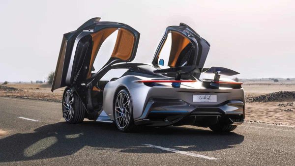 Дизайнът се отличава с разпознаваеми скулптурни форми, вдъхновени от класическите модели Ferrari. Интериорът съчетава традиционни материали като кожа с модерни декорации. Създадени са само 150 бройки, на цена от около 2 милиона евро всяка.
