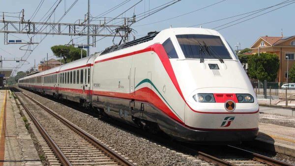 През 80-те години на миналия век Pinifarina диверсифицира бизнеса си. Освен проекти в областта на автомобилния дизайн, компанията започва да работи и в други области, включително в обществения транспорт и архитектурата.
