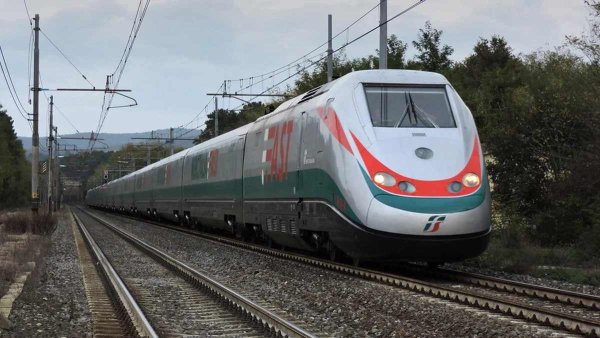 Един от ранните проекти на подразделението Pininfarina Extra е участието в разработването на високоскоростния влак ETR 500, първият в Италия, способен да развива над 300 км/ч. Компанията не спира само с влакове. В следващите години Pininfarina участва в проектирането на различни предмети за бита, от телефона Sirio за националния телекомуникационен гигант Telecom Italia до куфарите за компанията Brikc's.
