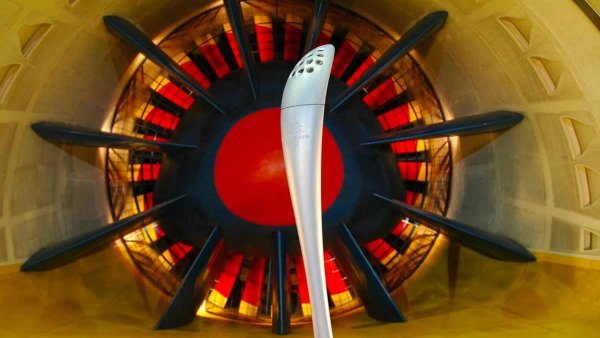 Pinifarina стартира сама производството на факела - общо са произведени около 12 000, плюс повече от сто за Параолимпийските игри. Дизайнът е високо оценен дори от други италианци, които присъждат на студиото най-високата награда на Биеналето за съвременно изкуство във Флоренция.
