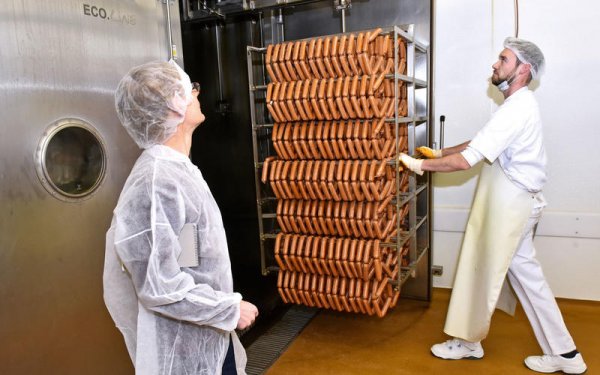 Това е най-популярният продукт на компанията &ndash; свински наденички, от които през 2015 са произведени точно 7,2 милиона бройки. Първоначално тази продукция стартира, за да изхранва работниците във Волфсбург, но днес се продава в търговската мрежа в Германия и някои съседни страни. 