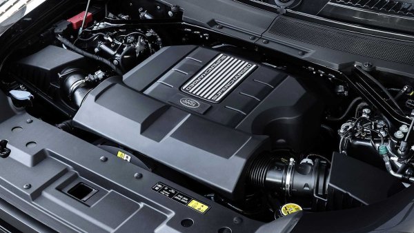 5,0-литровият V8 двигател на британския производител е широко разпространен, като присъства при модели от различни класове и с различно предназначение – от големи седдани и спортни коли до превозни средства с висока проходимост. Оборудван с обемен компресор, в случая на Land Rover Defender V8 той осигурява 525 к.с. мощност и 625 Нм максимален въртящ момент между 2500 и 5500 об/мин. При версията 110 на всъдехода той позволява ускорение от 0 до 100 км/ч за 5,4 секунди и максимална скорост от 240 км/ч.