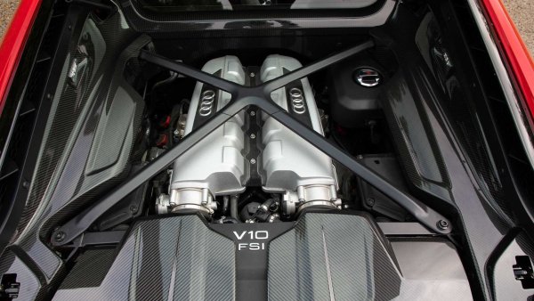 Поставян още на Lamborghini Gallardo и Huracan, този 5,2-литров двигател с директно впръскване има няколко варианта и еволюции и с Audi R8, но нито един не е толкова радикален като този на последното R8 GT, където комбинира своите 620 к.с. със задвижване на задните колела. Всичко това позволява ускорение от 0 до 100 км/ч за 3,4 секунди и постигане на максимална скорост от 320 км/ч.