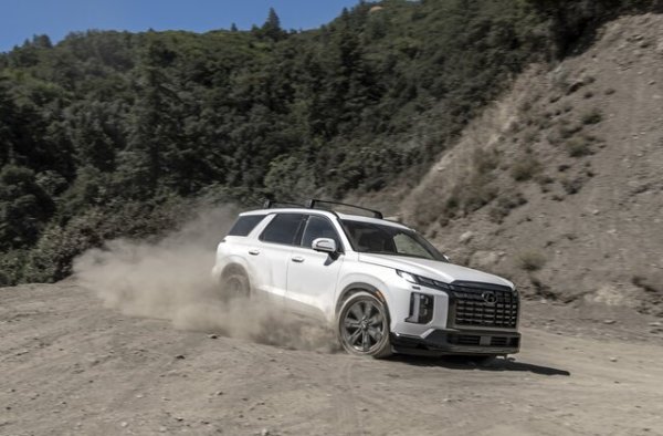 Попадането на колелата в дупка на пътя е болезнено както за водача, така и за автомобила. А пък ако това шофьорът се опита да спре, ситуацията става още по-лоша. Предните колела получават огромно напрежение. Пружините се компресират и силно натоварват окачването и каросерията. 

Ако не може да заобиколите дупката, най-добре е да отпуснете спирачката. За да направите това, трябва да издебнете момента, когато колелата попаднат във вдлъбнатината и бързо да освободите педала.