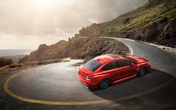 Това никак не се препоръчва. Факт е, че при влизане в завой силата на триене създава силен контакт между колелата и пътя. Когато водачът натисне рязко спирачката, силата на сцепление между гумите и настилката намалява. В същото време предният мост занася или задният се плъзга. Ако колата е с предно задвижване, предните колела се зацепват с пътя по-силно, докато задните, напротив, губят контакт. Вследствие на това колата се завърта силно и занася. Такава маневра създава аварийна ситуация. 

Особено опасно е на мокри и хлъзгави пътища - увеличава се рискът от инциденти и повреда на окачването и гумите. Най-добре е да се намали скоростта преди влизане в завой, при това плавно и без резки движения.