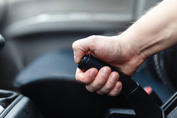 Категорично се препоръчва да не се използва ръчната спирачка върху мокри или хлъзгави повърхности. Това се обяснява с факта, че рискът от блокиране на задните колела се увеличава, което причинява силно приплъзване на автомобила. 

Вместо това трябва да се подготвите за спирането предварително: плавно намалете и преминете през трудния участък възможно най-внимателно с една скорост. При спазване на безопасна дистанция, ако има автомобил пред вас, разбира се.