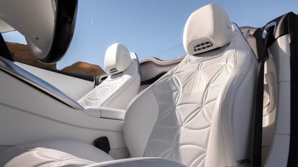 SL 680 Monogram Series е двуместен роудстър, а не с 2+2 места като обикновения SL. Вместо задни седалки, автомобилът разполага с чифт елегантни гондоли, облечени в кожа, създавайки отличителен, луксозен външен вид, като същевременно добавя към спортния характер с аеродинамичен дизайн. Задната част включва и капак за съхранявания покрив, не толкова фино украсен с множество двойни лога на Maybach, подсилващи изключителността на модела. 

За разлика от тях, обикновеният SL има задни седалки, но те са толкова малки, че могат да поберат само дете. Повечето собственици в крайна сметка използват пространството като място за съхранение и превоз на багаж.
