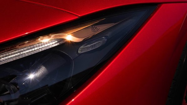 За да се открои, серията SL 680 Monogram разполага с акценти от розово злато във фаровете. Розовото злато е цвят, който нарасна в популярност през последното десетилетие в света на модата, но също така и за технологични артикули като смартфони, особено в Китай, където Mercedes предлага опция за боя от розово злато, ексклузивна за този пазар. 

В серията SL 680 Monogram дизайнерите добавят и традиционно хромирано осветление, включително в класически зони като решетката и предната броня, но също така и за цялостната рамка, поддържаща предното стъкло. Хромирана облицовка се намира и отзад, където дизайнерите са добавили уникален дифузьор.
