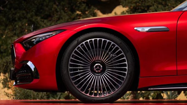 Обикновено най-скъпите модели в гамата могат да се похвалят с най-голяма мощност, но серията SL 680 Monogram поема по различен път. Вместо да използва мощната V8 plug-in хибридна конфигурация на SL 63 S E Performance с 805 к.с., тя разчита единствено на V8 с 577 к.с. от SL 63. 

Въпреки че е по-малко екстремен на хартия, този двигател все пак осигурява много производителност за повечето купувачи, позволявайки ускорение от 0 до 100 км/ч за 4 секунди. Динамиката на шофиране е допълнително подсилена от системите за задвижване на четирите колела и задните колела на SL, както и от хидравлично задвижваните стабилизатори.
