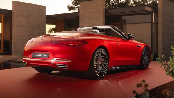 Като представител на Maybach, а не на AMG, серията SL 680 Monogram се отличава с фокус върху лукса и комфорта, а не върху пълната производителност. Дизайнерите дори намалиха някои от привличащите вниманието елементи на стандартния SL. Например, изпускателната система е снабдена с допълнителни звукоизолиращи материали. Една от тях е инкрустация за задния ауспух, изработена от фибростъкло. 

Повишена звукоизолация също е използвана около кабината и в облицовката на покрива, за да се осигури спокойна среда вътре, независимо от скоростта на движение. Специфичните мерки включват увеличеното използване на акустични руна и пяна, както и алуминиеви повърхности. Последните са подобно на гума покритие върху определени части, предназначено да намали вибрациите и свързаните с тях звуци.
