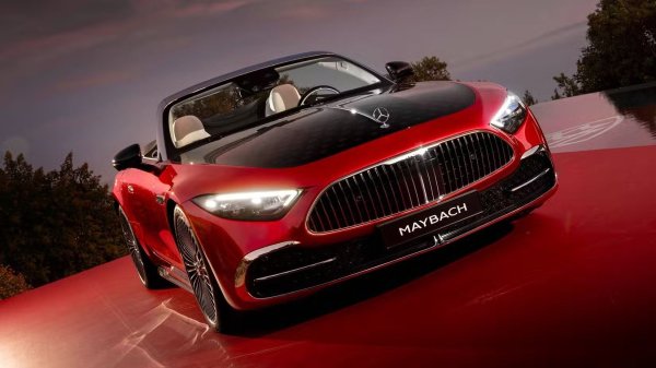 Подобно на други модели на Maybach, серията SL 680 Monogram разполага с отличителна решетка, която го отличава от обикновените му братя и сестри на Mercedes. Рамката на решетката е осветена, както и интегрираният надпис „Maybach“. В допълнение, тънките вертикални ламели на решетката са разположени много по-близо една до друга от ламелите на обикновената SL. Това е модел, използван от Maybach, вдъхновен от райетата на костюма. 

Серията SL 680 Monogram се отличава с първото приложение на този модел върху решетка с трапецовидна форма, която Mercedes запазва за своите модели. Формата, която Mercedes нарича А-образен контур, помага за визуално спускане на носа на автомобила, добавяйки към цялостната спортна стойка.
